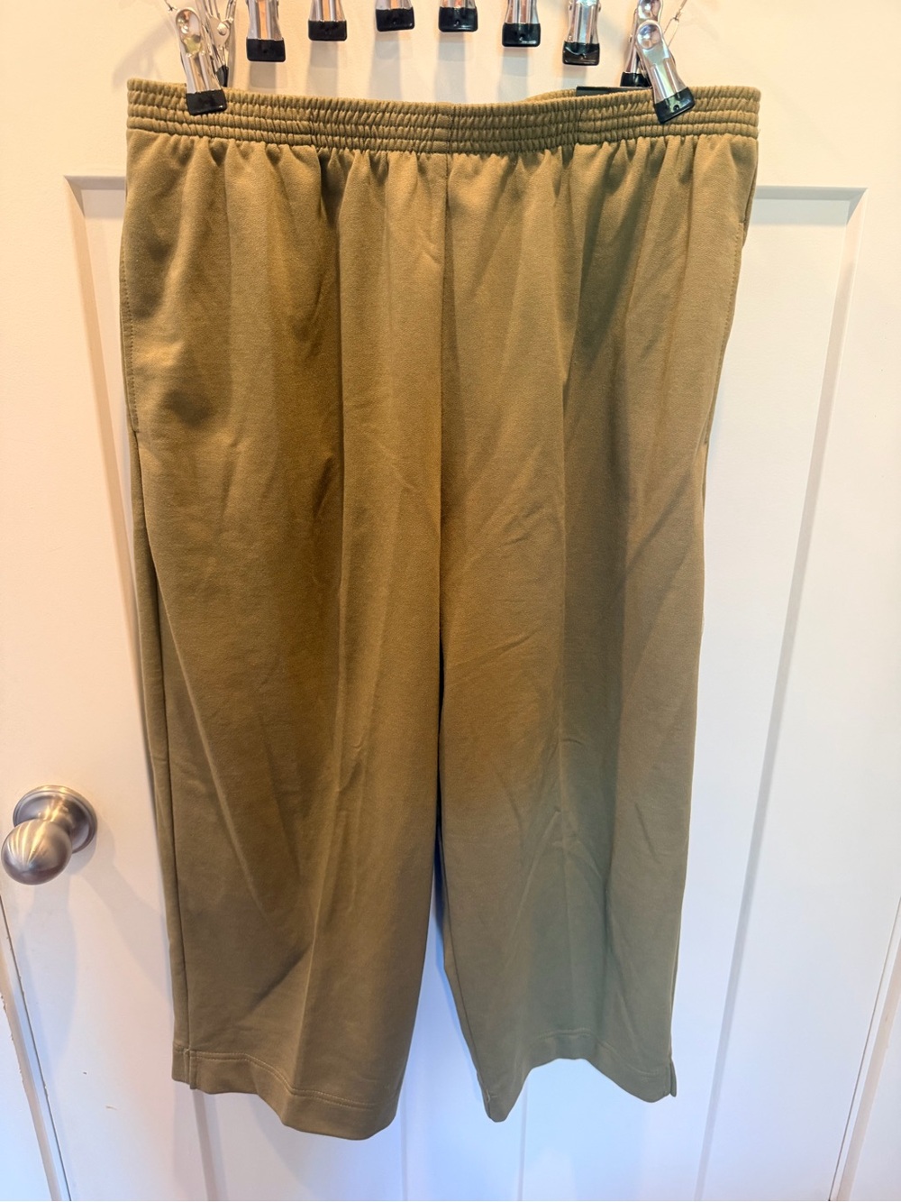 NWT Alfred Dunner Classic Fit Capri Pants M Olive Khaki Pull On